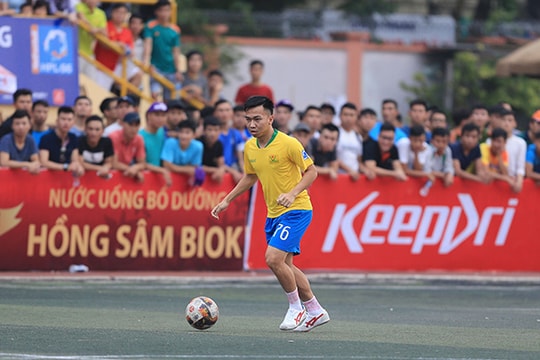 Lỡ hẹn AFF Cup 2018, Hồ Khắc Ngọc khiến khán giả “mê mệt” sân phủi