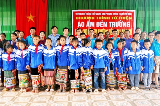 Trường Phổ thông chất lượng cao Phượng Hoàng tặng gần 500 áo ấm cho học sinh miền núi