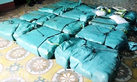 Bắt đối tượng chở 3 tạ ma túy đá trong cốp xe trên QL1A