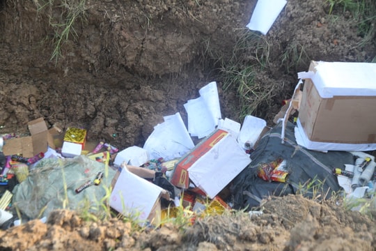 Tiêu hủy hàng trăm đồ chơi nguy hiểm và vũ khí tự chế