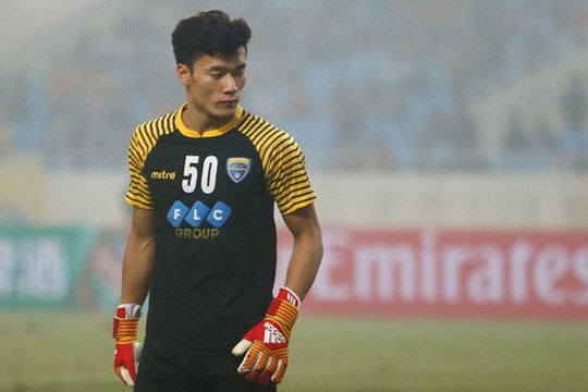 HLV Đức Thắng lên tiếng bênh vực thủ môn Bùi Tiến Dũng