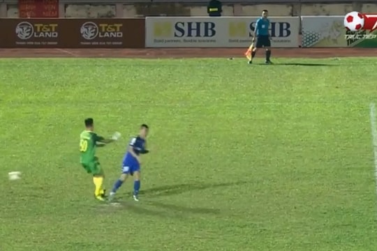 Xem lại sai lầm tai hại của Bùi Tiến Dũng khiến FLC Thanh Hóa dâng Cup cho Bình Dương