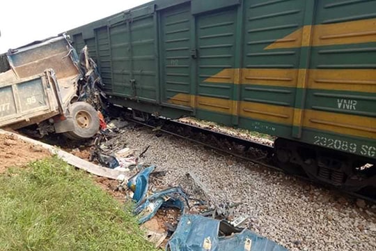 Cố lao qua đường sắt, ôtô tải bị tàu hàng tông nát bét