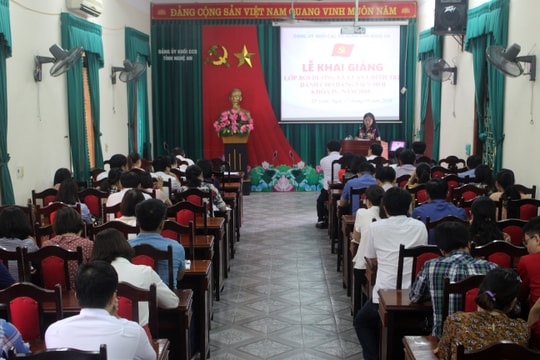 Đảng ủy Khối CCQ tỉnh bồi dưỡng lý luận chính trị cho 58 đảng viên mới 