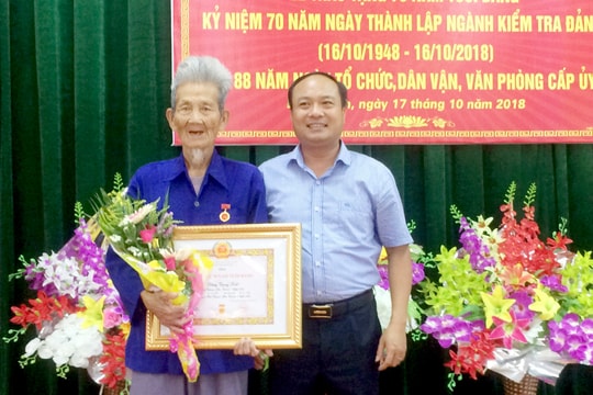 Yên Thành trao Huy hiệu 70 tuổi Đảng 