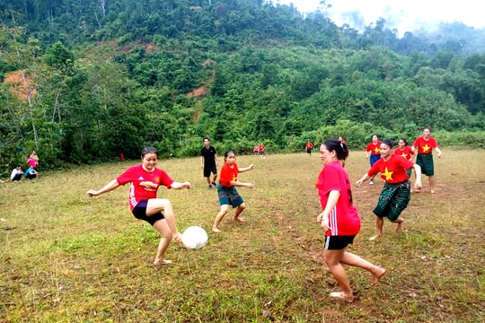 Chị em người Thái vùng biên Nghệ An mặc váy đá bóng ở lưng chừng núi 