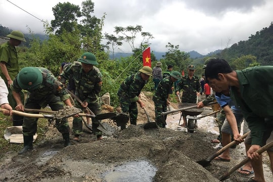 Bộ đội Biên phòng giúp dân bản vùng biên làm đường bê tông