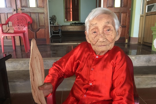 Mẹ Việt Nam Anh hùng 101 tuổi vẫn ngâm và sáng tác thơ