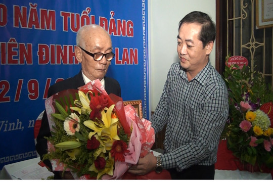 TP. Vinh: Trao Huy hiệu 70 năm tuổi Đảng