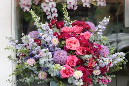 Dịp 20/10, chị em thích hoa đồng nội, quý ông chuộng hoa hồng