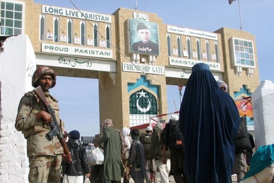 Pakistan đóng 2 cửa khẩu chính với Afghanistan; Hàn-Mỹ bất đồng về chi phí quốc phòng