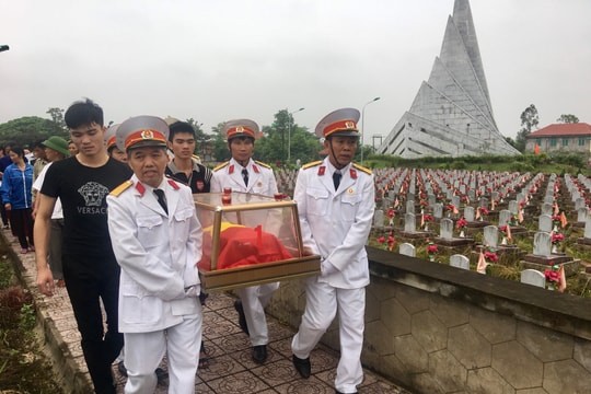 Truy điệu, an táng hài cốt liệt sỹ sau 49 năm hy sinh
