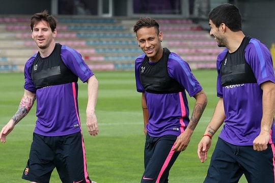 Messi là VĐV xuất sắc nhất mọi thời đại; Barca bỏ phiếu “giải cứu” Neymar