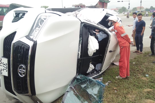 Xe con lật nhào, bung túi khí sau khi bị xe tải đâm