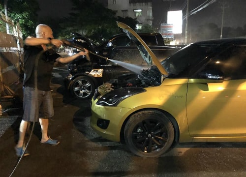 Có nên rửa khoang máy ô tô?