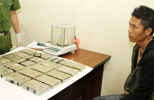 "Vác" 2 balo có 20 bánh heroin vào ăn cơm thì bị tóm
