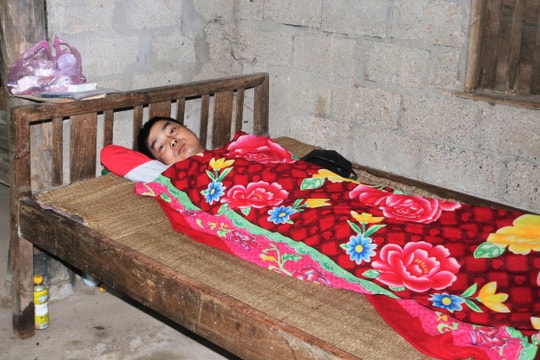 Mẹ làm thuê nuôi 2 con bệnh hiểm nghèo, nguy kịch