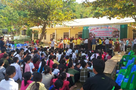 Chùa Phổ Môn trao 356 suất quà cho người dân và học sinh vùng rốn lũ 