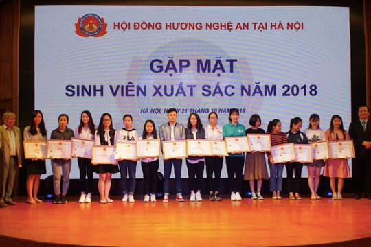 15 thủ khoa, sinh viên xuất sắc con em Nghệ An được khen thưởng, tôn vinh