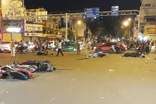 Người phụ nữ nghi say xỉn, đạp nhầm chân ga ô tô đâm 10 xe máy