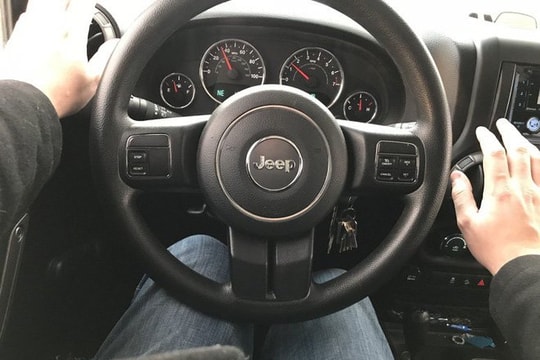 7 hành động nên tránh khi lái ô tô để khỏi tai nạn