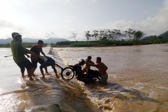 Bị cuốn trôi trong đêm khi qua cầu tràn, người đàn ông may mắn thoát chết