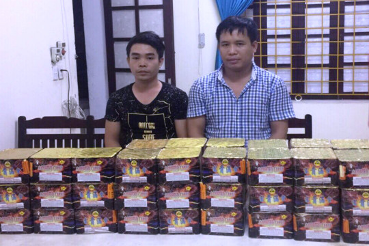 Nam thanh niên giấu pháo nổ dưới giường