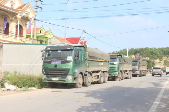 Cơi nới thành xe, chở quá tải trọng, tài xế bỏ chạy khi bị kiểm tra