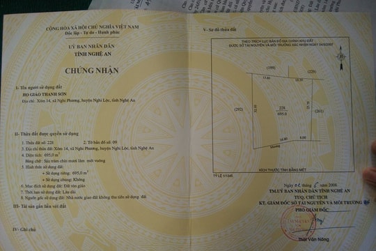 Trao giấy chứng nhận quyền sử dụng đất cho giáo xứ Thanh Sơn, xã Nghi Phương