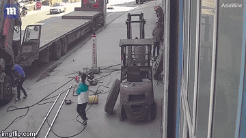 Lốp ôtô nổ thổi bay hai mẹ con đứng gần