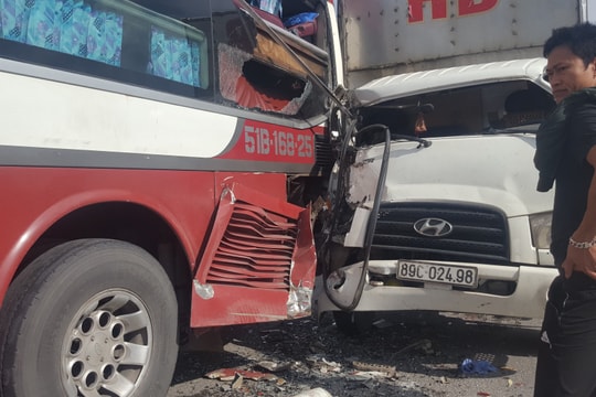 Tông đuôi xe khách giường nằm, đầu xe tải bẹp dúm