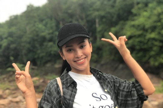 Hoa hậu Tiểu Vy thường xuyên để mặt mộc khoe nhan sắc tuổi 18