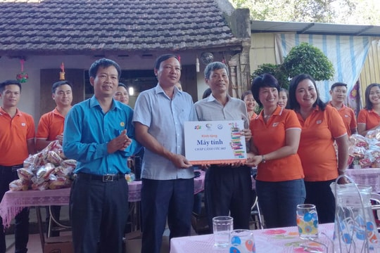 Nhiều phần quà hỗ trợ học sinh, người nghèo ở Tân Kỳ và Kỳ Sơn