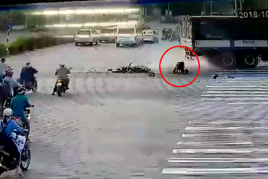 Ô tô tải đè nát xe máy, người đàn ông thoát chết thần kỳ