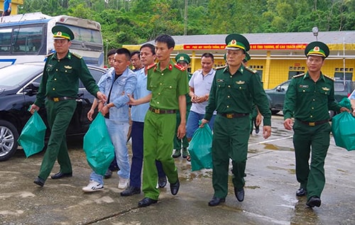 Xe khách chở 32 kg ma túy đá bị bắt ở biển Thiên Cầm