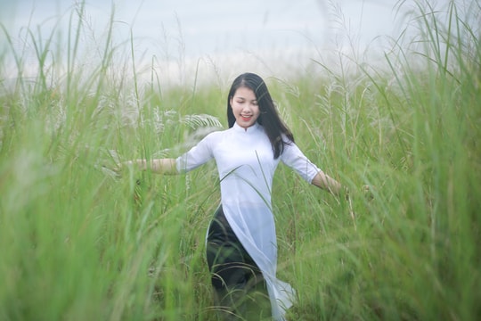 Ngắm nhan sắc ngọt ngào của Á khôi sinh viên trên đồng cỏ lau ở Nghệ An