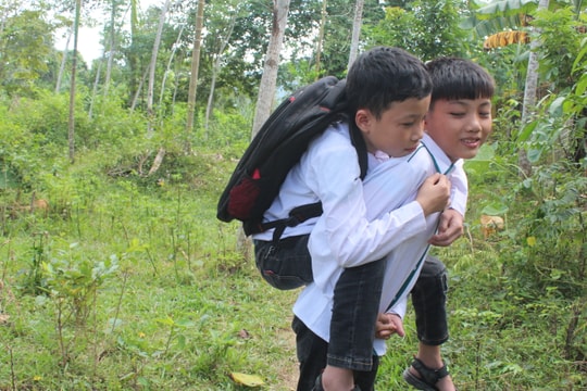 Trao 2 sổ tiết kiệm và xe đạp cho cậu bé 5 năm cõng bạn đến trường