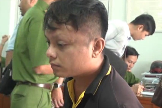 Mang bình xịt hơi cay chặn đường cướp nửa tỷ đồng của chủ cũ