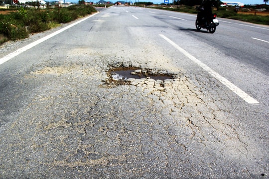 Nghệ An: Đường hàng trăm tỷ, chưa làm xong đã hỏng