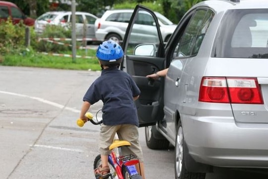 Nguy hiểm tiềm ẩn khi mở cửa ôtô không quan sát