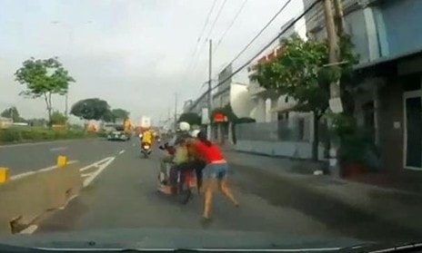 Cô gái bị cướp giật túi xách kéo ngã tử vong