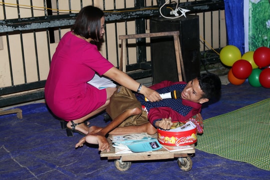 Chàng trai xứ Nghệ 30 năm ngồi xe lăn ra mắt tập thơ đầu tay