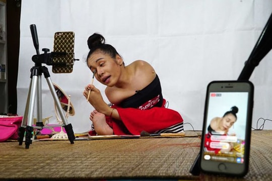 Cô gái không tay dạy trang điểm bằng chân