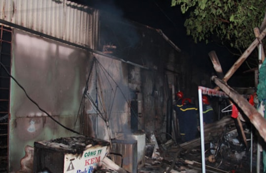 Mâu thuẫn gia đình, chồng đổ xăng đốt nhà khiến 3 người bỏng nặng 