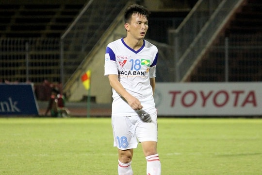 Tiền vệ SLNA Hồ Sỹ Sâm: Đi cũng dở, ở chông chênh