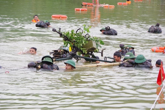 Xem lính bộ binh Nghệ An cơ động vượt sông, tiêu diệt lô cốt