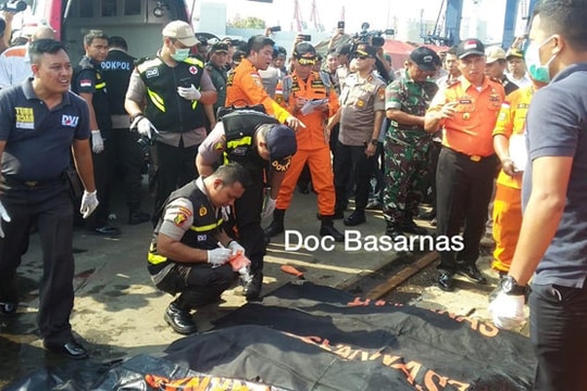 Trục vớt những thi thể đầu tiên vụ máy bay rơi ở Indonesia
