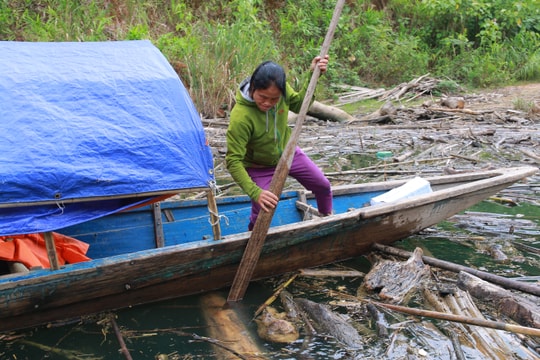 Rẽ rác trên lòng hồ vào “ốc đảo” Hữu Khuông 
