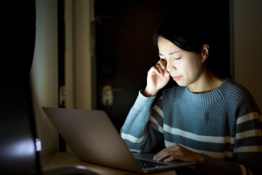 Người phụ nữ suýt bị mù vì xem 70 tập phim suốt một tuần