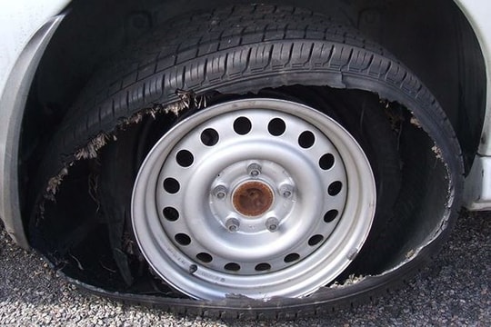 Xử lý thế nào khi xe đang chạy trên cao tốc bị nổ lốp?